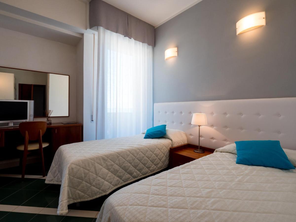 Hotel Metropol 西尼加利亚 外观 照片
