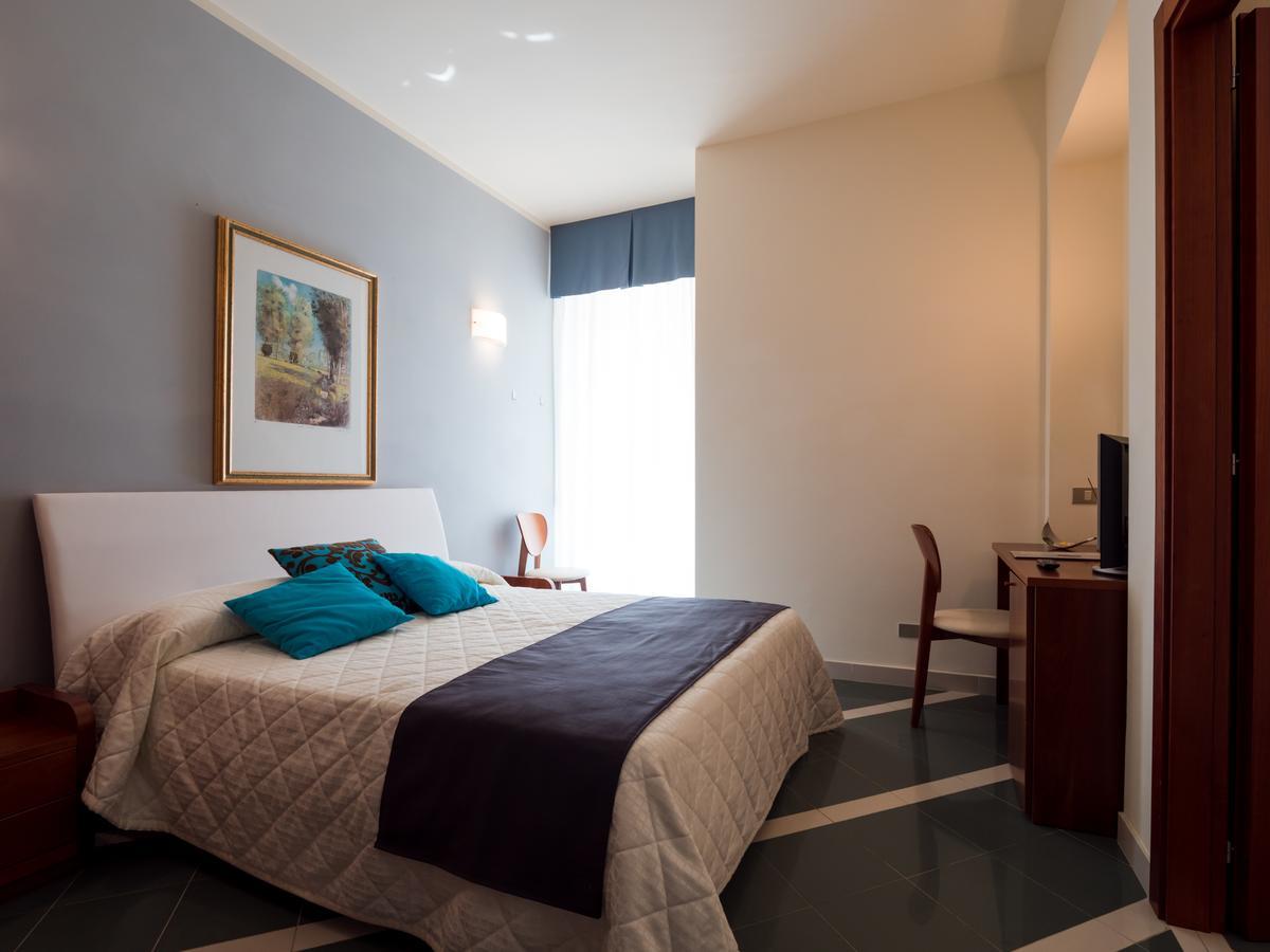Hotel Metropol 西尼加利亚 外观 照片
