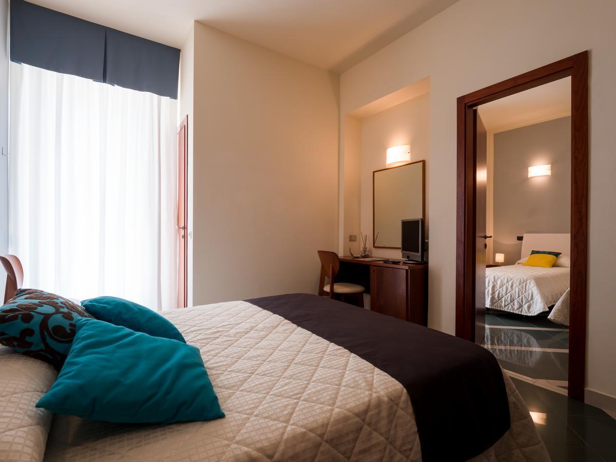 Hotel Metropol 西尼加利亚 外观 照片